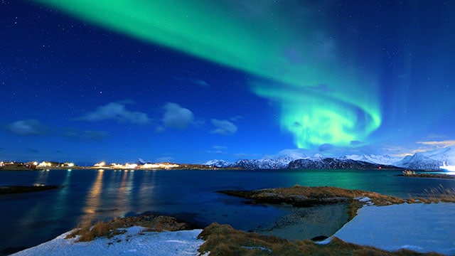the phenomenon of northen lights in the sky